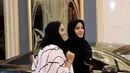 Dua wanita Saudi saat mengunjungi pameran mobil di resor Jeddah Laut Merah Jeddah (5/10). Pada bulan September 2017 Kerajaan Arab Saudi mengeluarkan dekrit yang memperbolehkan wanita untuk mengendarai mobil. (AFP Photo/Amer Hilabi)