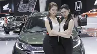 SPG berpose di depan mobil yang dipamerkan pada gelaran GIIAS 2018 di ICE, BSD City, Kamis (2/8/2018). Selain menjadi pemanis dan daya tarik pameran, SPG juga bisa membantu menjabarkan spesifikasi kendaraan yang dipamerkan. (Bola.com/M Iqbal Ichsan)