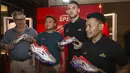 Striker Persija Jakarta, Marko Simic, memegang sepatu saat peluncuran Specs di Restoran Terrace, Jakarta, Senin (4/6/2018). Specs meluncurkan Special Edition Illuzion '9SS Simic Edition'. (Bola.com/Vitalis Yogi Trisna)