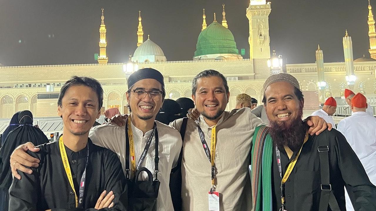 Pakai Baju Ihram, Potret Personel Sheila On 7 Umrah Bareng Sakti - Banjir Pujian Netizen