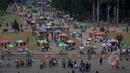  Puluhan pedagang kaki lima meramaikan kawasan Monas saat liburan Kenaikan Isa Almasih di kawasan Monumen Nasional, Jakarta, Rabu (14/5/2015). Mulai Juni Pemprov akan menutup akses masuk bagi PKL Liar. (Liputan6.com/Faizal Fanani)