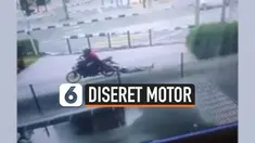 Sebuah video menunjukkan aksi penjambretan mengerikan. Korban yang merupakan seorang wanita diseret beberapa meter oleh penjambret yang menggunakan motor.
