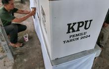 FOTO: Intip Kesibukan Persiapan TPS di Petukangan Selatan Jelang Pencoblosan