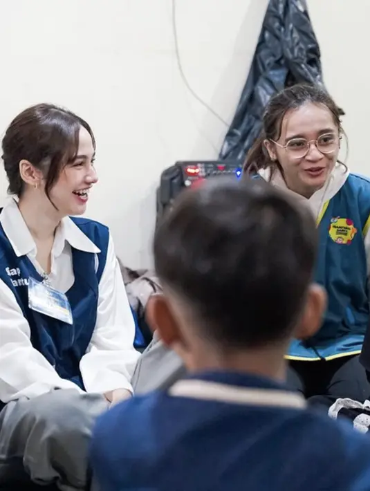 Rambutnya tampak dikepang, sementara wajah cantiknya dipoles makeup simple dan super natural.  [Foto: Instagram/ Syifa Hadju]