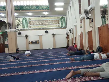 Sejumlah jemaah tidur disela menjalankan ibadah puasa di Masjid Agung Baiturrahim, Provinsi Gorontalo, Sabtu (11/5/2019). Sebagian umat muslim menghabiskan waktu dengan tidur-tiduran di masjid atau melakukan tadarus Alquran pada siang hari selama bulan Ramadan. (Liputan6.com/Arfandi Ibrahim)