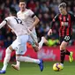 Gelandang Bournemouth, David Brooks, berusaha melewati bek Manchester United, Chris Smailing, pada laga Premier League di Stadion Vitality, Bournemouth, Sabtu (3/11). Bournemouth kalah 1-2 dari MU. (AFP/Ben Stansall)