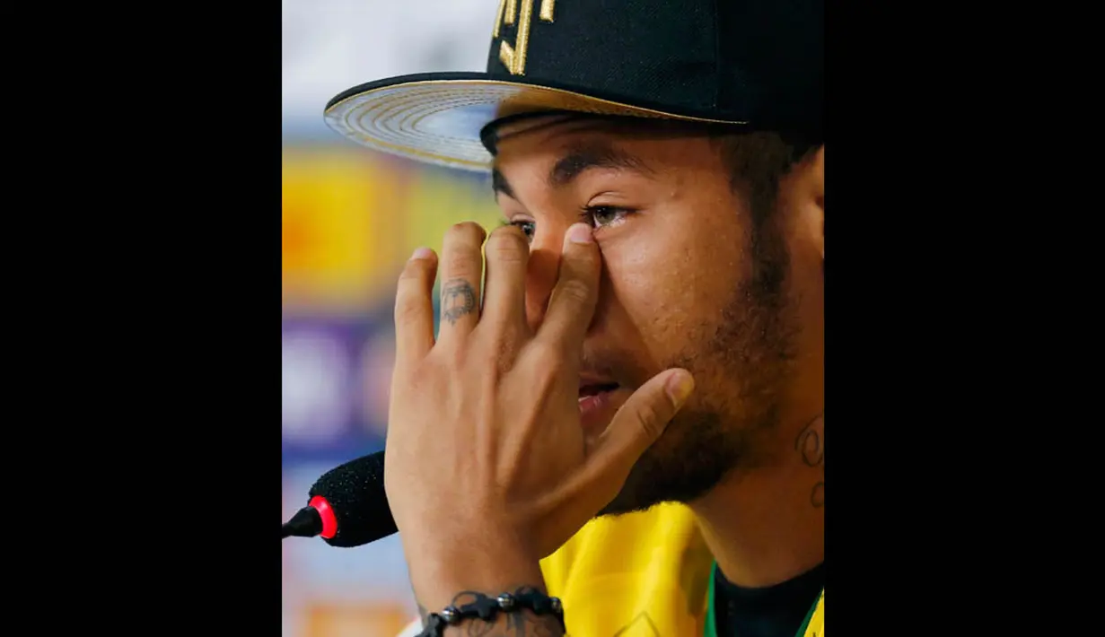 Neymar mengusap air matanya dalam konferensi pers yang digelar di Teresopolis, Rio de Janeiro, Kamis (10/7/14). (REUTERS/Marcelo Regua)