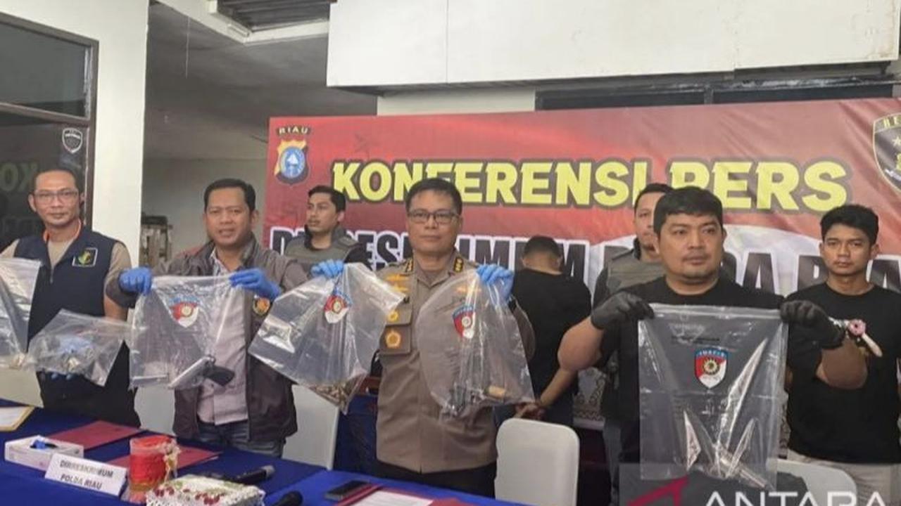 Saat menyergap R di kediamannya, menurut Asep, pelaku bertubi-tubi melepaskan tembakan ke arah aparat kepolisian yang menjemputnya.