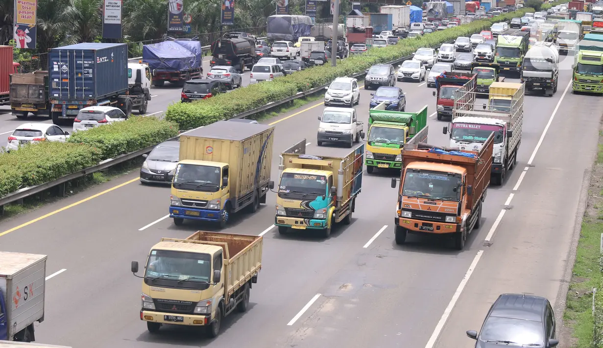 Sejumlah truk melintasi ruas jalan tol Tangerang-Jakarta, Kota Tangerang, Banten, Rabu (2/3/2022). Asosiasi Pengusaha Indonesia (Apindo) mengusulkan pemberlakuan penuh kebijakan bebas truk kelebihan muatan (over dimension overload/ODOL) diundur menjadi tahun 2025. (Liputan6.com/Angga Yuniar)