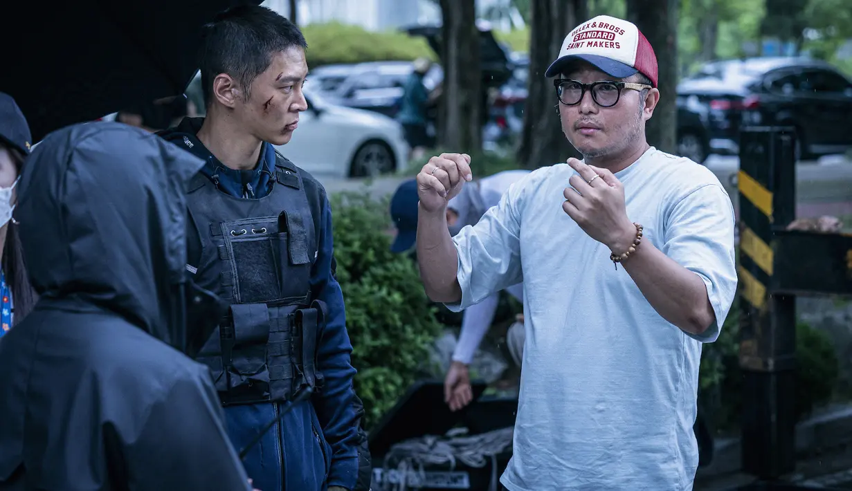 Joo Woon di Balik Layar Film Carter bersama sutradara Jung Byung Gil. (Foto oleh: Son Ik-chung/Netflix © 2022)