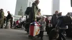 Pengungsi Ukraina menunggu transportasi di stasiun kereta pusat di Warsawa, Polandia, Minggu (27/3/2022). Lebih dari 3,7 juta orang telah melarikan diri dari perang Rusia vs Ukraina sejauh ini, eksodus terbesar di Eropa sejak Perang Dunia II. (AP Photo/Czarek Sokolowski)