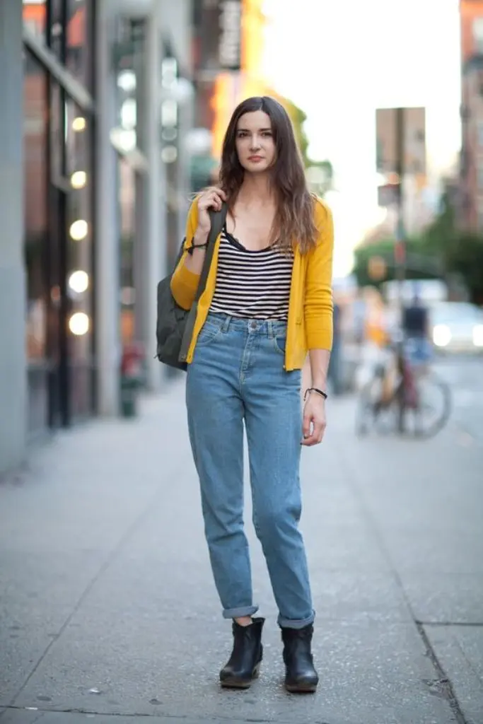 Bikin penampilan kamu maksimal dengan memakai mom jeans yang hype. (Image: thelittlefashionbox.tumblr.com/Pinterest)