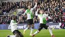 Pemain Liverpool, Harvey Elliott, melakukan selebrasi setelah mencetak gol ke gawang Crystal Palace pada laga pekan ke-16 Premier League di Selhurst Park, Sabtu (9/12/2023). Kemenangan ini membawa The Reds bertengger di posisi teratas  klasemen sementara dengan 37 poin. (AP Photo/Kin Cheung)