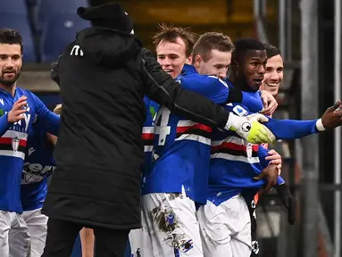 Striker Sampdoria, Keita Balde (kanan) melakukan selebrasi bersama rekan setim usai mencetak gol kedua timnya ke gawang Inter Milan dalam laga lanjutan Liga Italia 2020/21 pekan ke-16 di Luigi Ferrari Stadium, Rabu (6/1/2021). Sampdoria menang 2-1 atas Inter Milan. (AFP/Marco Bertorello)