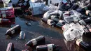 Minuman anggur ditumpahkan saat aksi protes di sebuah hypermarket di Nimes, Perancis, Kamis (20/4). Pedagang minuman Perancis marah karena harga minuman anggur dari Spanyol terlampau murah. (AP Photo / Arnold Jerocki)