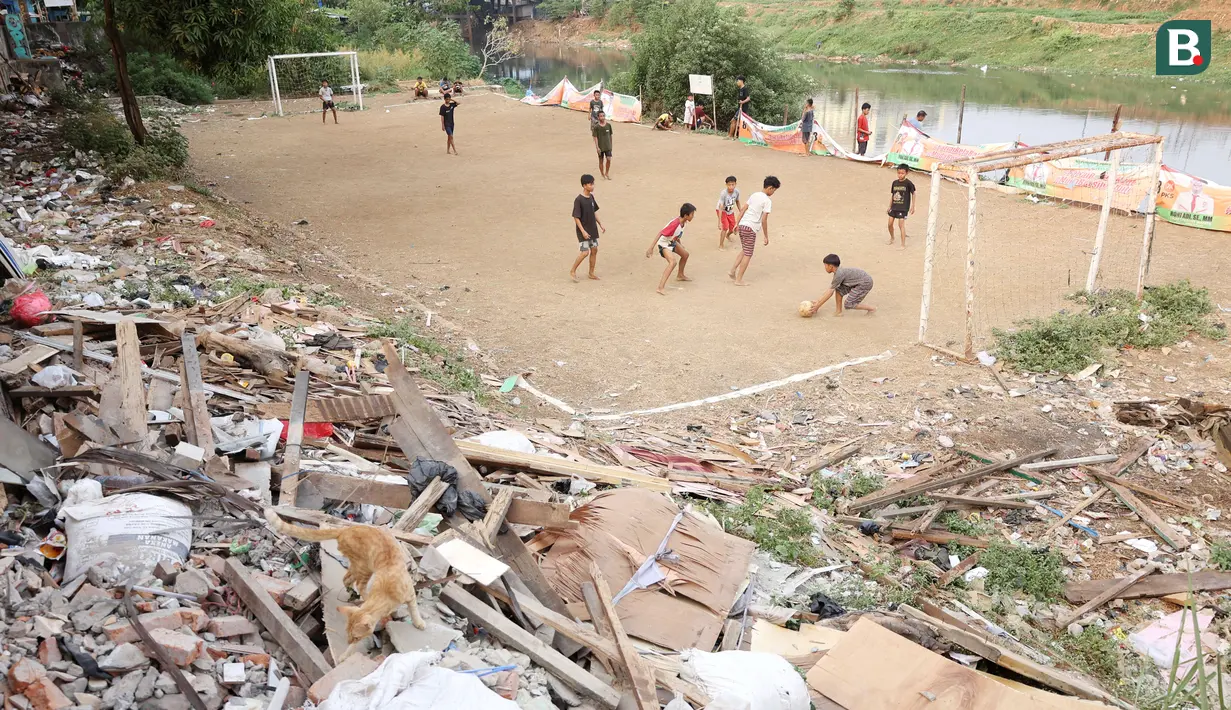 Saat ini, mereka harus menerima kenyataan bahwa lahan bermain semakin langka dan mahal. Bocah ibu kota kini bermain di pinggir jalan, gang sempit, bantaran kali yang notabene berbahaya. (bola.com/M Iqbal Ichsan)