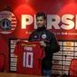 Persija memperkenalkan Farri Agri sebagai rekrutan anyar di Kantor Persija, Setiabudi, Jakarta Selatan, Rabu (18/9/2019). (Bola.com/Muhammad Adiyaksa).