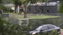 FBI melakukan olah TKP  di halaman belakang klub malam gay Pulse di Kota Orlando, Florida, AS, Minggu (12/6). Penembakan brutal yang dilakukan Omar Mateen di klub tersebut menewaskan 50 orang dan melukai 53 lainnya. (Joe Raedle/Getty Images/AFP)