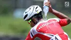 Atlet ParaCycling, M Fadli Immamuddin mengguyur tubuhnya saat laga di nomor Mens C4 Road Race Asian Para Games 2018 di Sirkuit Sentul Bogor, Selasa (9/10). M Fadli menempati posisi keempat. (Liputan6.com/Helmi Fithriansyah)