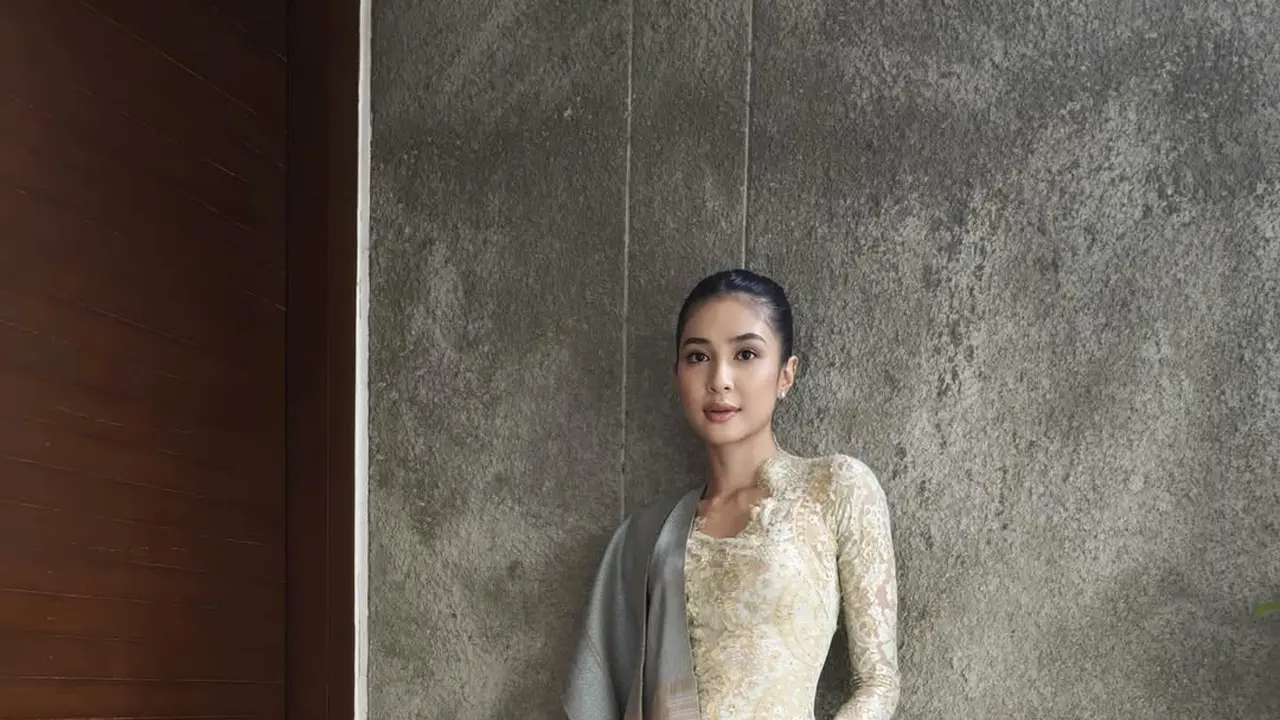 Aura Anggun Mikha Tambayong dalam Balutan Kebaya Keemasan yang Memikat