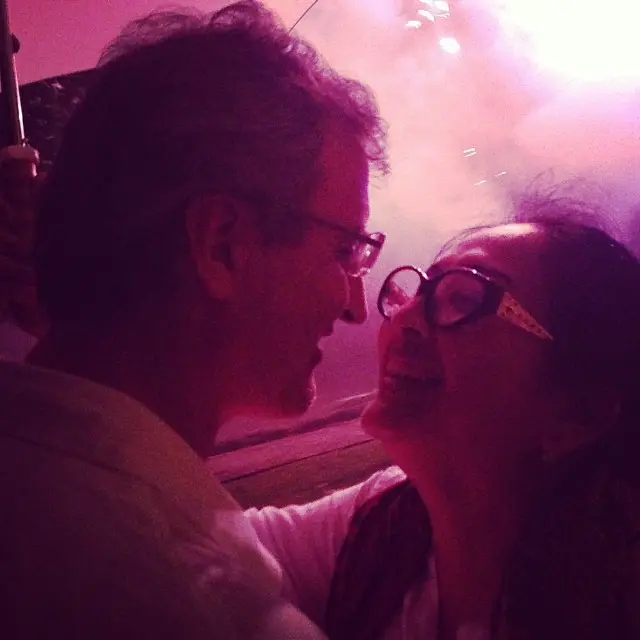 6 Potret Kenangan Dewi Irawan dan Mendiang Suami, Penuh Kehangatan