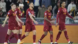 Di babak pertama, AS Roma mendapat penalti pada menit ke-37. Eksekusi penalti bek Bryan Cristante membentur tiang gawang. Namun, bola dimanfaatkan Edoardo Bove untuk membawa Roma unggul 1-0. (AP Photo/Andrew Medichini)