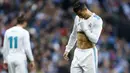 Striker Real Madrid, Cristiano Ronaldo, tampak kecewa usai ditaklukkan Barcelona pada laga bertajuk El Clasico La Liga di Santiago Bernabeu, Sabtu (23/12/2017). Real Madrid takluk 0-3 dari Barcelona. (AP/Francisco Seco)