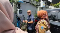 Manager PLN UP3 Ciracas, Anton Suprapto Adi, sedang menjelaskan fitur SPKLU dalam aplikasi PLN Mobile kepada tokoh Kartini dari Kecamatan Ciracas&nbsp;dan&nbsp;Cipayung. (Dok PLN Jakarta)
