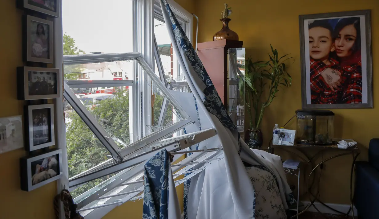 Bagian dalam rumah seberang jalan rusak usai ledakan di Baltimore, Maryland, Amerika Serikat, Senin (10/8/2020). Gubernur Maryland Lary Hogan mengatakan sejumlah pihak tengah membantu segala upaya pemulihan. (AP Photo/Julio Cortez)