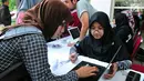 Seorang peserta mengisi form online saat mengikuti acara EMTEK Goes To Campus (EGTC) 2017 di Airlangga, Surabaya, Jatim, Rabu (13/9). EGTC Surabaya berlangsung 13 & 14 September 2017. (Liputan6.com/Helmi Afandi)