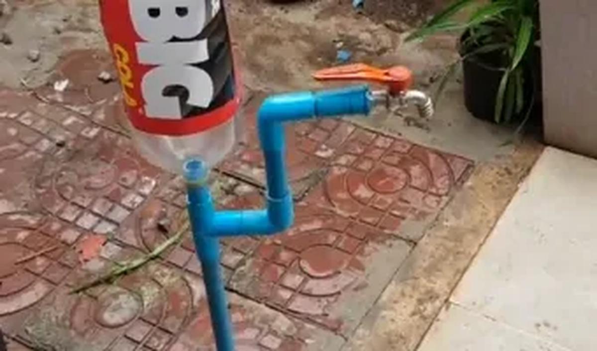 11. Rekatkan dan kuatkan agar air tak bocor. <br><br>12. Selanjutnya, pasang botol bekas di atas pipa yang berbentuk lurus.