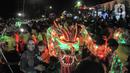 Warga menyaksikan pawai Liong dan Barongsai saat perayaan Cap Go Meh di Jalan Surya Kencana, Bogor, Jawa Barat, Minggu (5/2/2023). Pemkot Bogor kembali menggelar perayaan Cap Go Meh setelah 3 tahun ditiadakan akibat pandemi Covid-19. (merdeka.com/Iqbal S Nugroho)