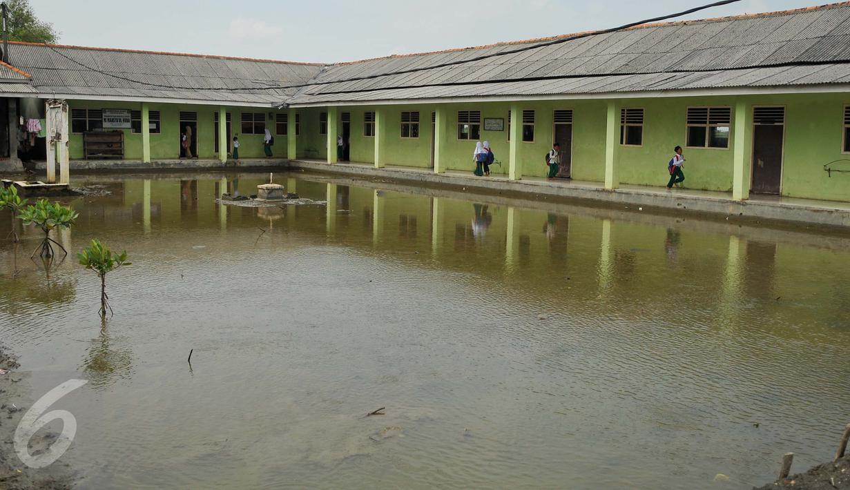 Pelataran sekolah MI Mansyaul Huda yang terkena dampak abrasi di pantai Muara Gembong, Bekasi, Selasa, (26/7). Tingkat abrasi yang tinggi menyebabkan sejumlah rumah terkikis dan beberapa sekolah terendam air laut. (Liputan6.com/Gempur M Surya)