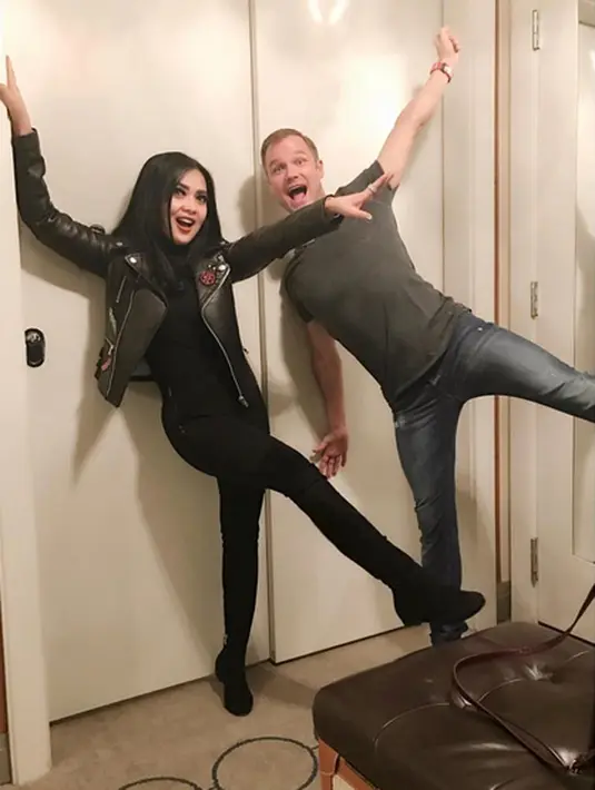 Sebuah hotel mewah dengan dihiasi warna emas menjadi tempatnya menginap. Syahrini merekam beberapa ruangan yang ada di hotel tersebut. Ia juga mengabarkan akan menonton konser  Lady Gaga. (Instagram/princessyahrini)