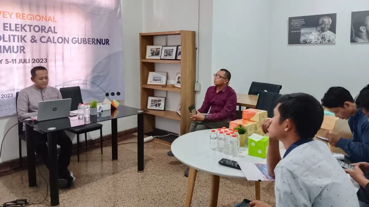 Direktur Indopol Survey Jawa Timur Fauzin membeberkan hasil survei temuannya. (Adirin/Liputan6.com)