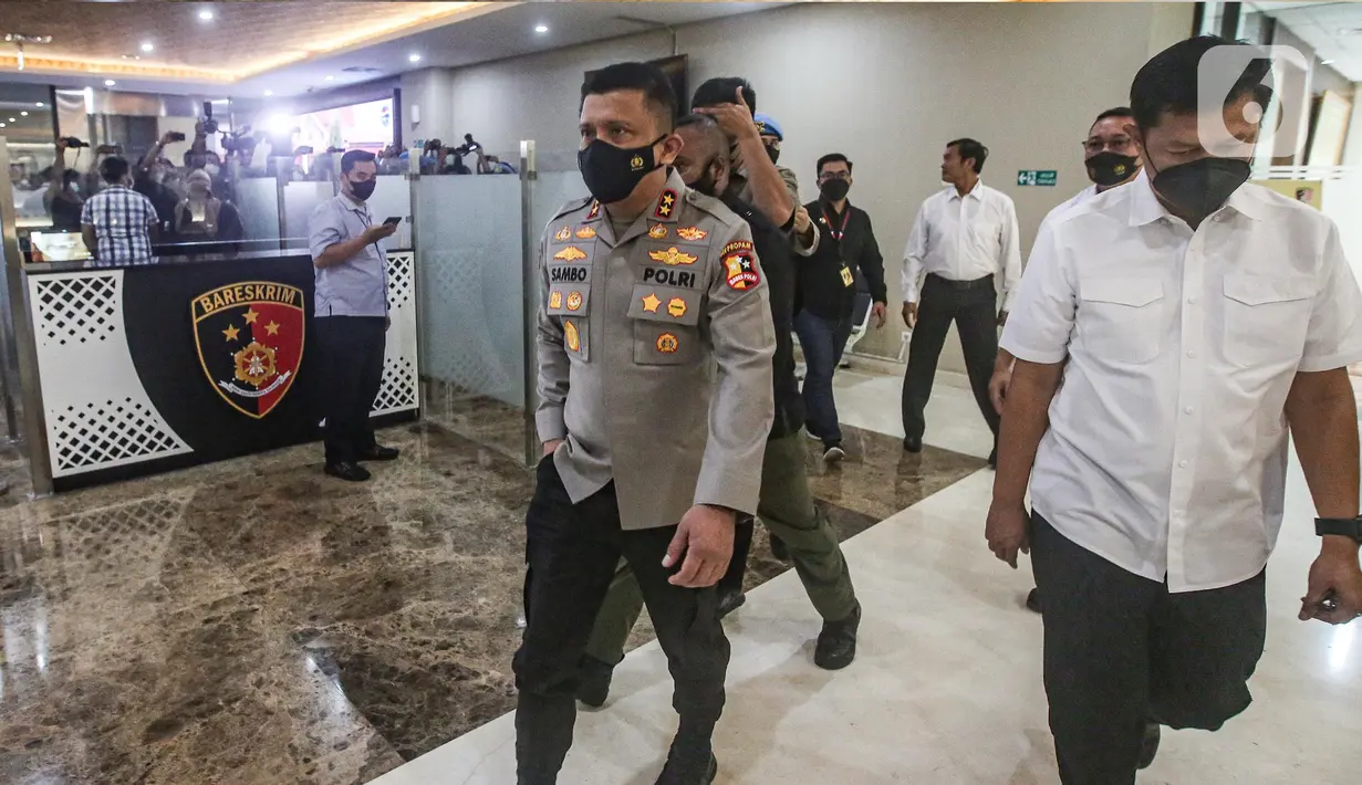 Kadiv Propam Polri nonaktif Irjen Ferdy Sambo memenuhi panggilan tim khusus (timsus) terkait kematian ajudannya, Nofriansyah Yosua Hutabarat atau Brigadir J di Gedung Bareskrim Mabes Polri, Jakarta, Kamis (4/8/2022). Ferdy Sambo mengaku telah memenuhi panggilan keempat kepolisian terkait insiden baku tembak anak buahnya yang menewaskan Brigadir J. (Liputan6.com/Faizal Fanani)