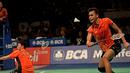 Aksi Tontowi Ahmad/Liliyana Natsir ganda campuran Indonesia saat bertanding melawan Zhang Nan/Zhao Yunlei di semifinal BCA Indonesia Open Premier Super Series 2015 di Istora Senayan Jakarta. (Peksi Cahyo/Bola.com)