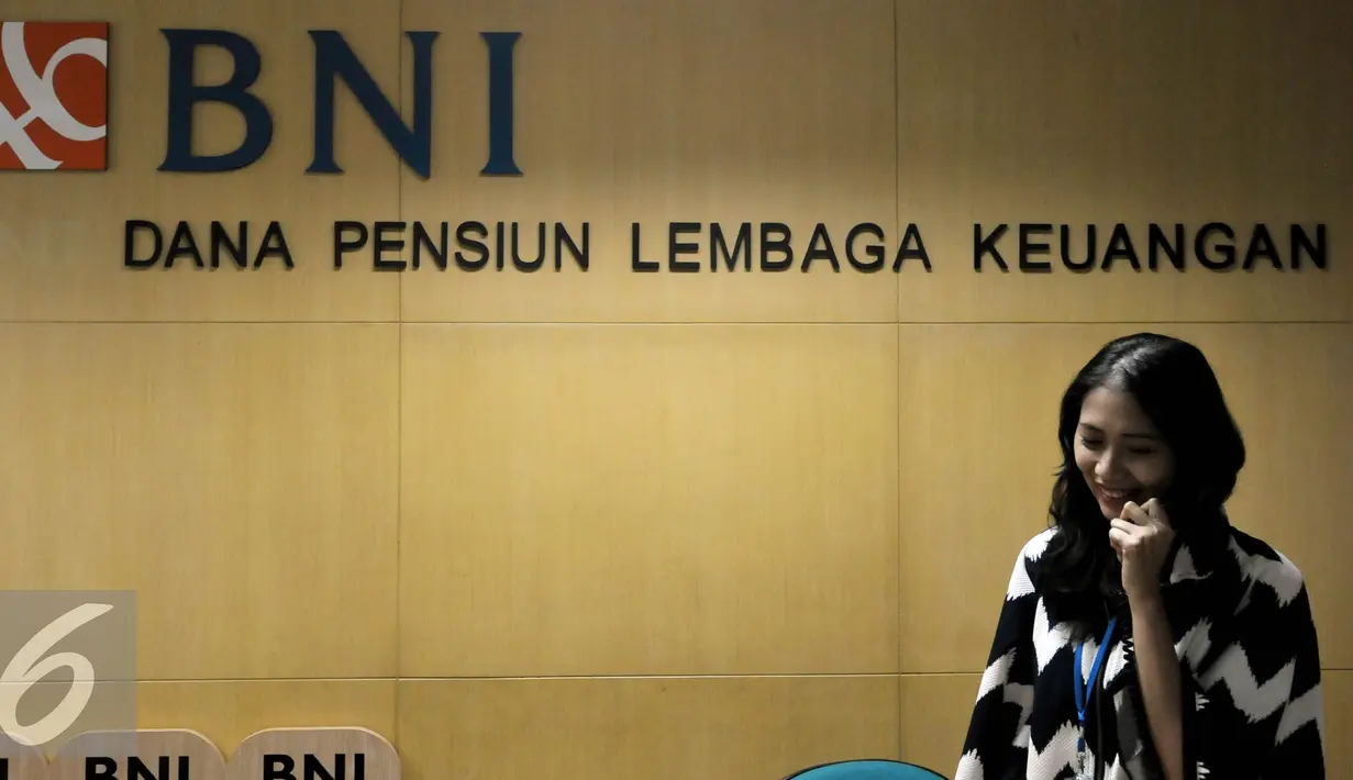 Aktifitas karyawan di kantor BNI di Jakarta, Selasa (11/8/2015). Dana Pensiun Lembaga Keuangan (DPLK) PT Bank Negara Indonesia (BNI) Tbk. mencatat hingga semester I/2015 dana kelolaan perusahaan naik 8% . (Liputan6.com/Johan Tallo)