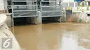 Warga saat melihat Pintu Air Manggarai, Jakarta, Senin (9/11/2015). Jakarta diguyur hujan menciptakan beberapa genangan air ada di beberapa tempat. Namun ketinggian air di Pintu Air Manggarai masih berstatus normal. (Liputan6.com/Yoppy Renato)