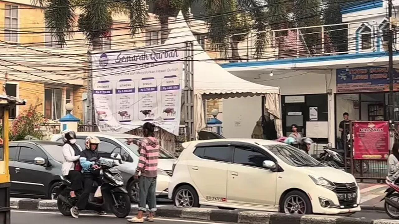 Pemuda-pemudi Tertibkan Lalu Lintas
