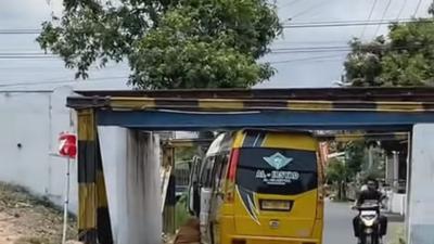 Mobil Elf Tersangkut Portal Underpass, KAI Ingatkan Bahaya bagi Perjalanan Kereta Api