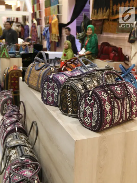 Produk-produk UMKM dari kain tradisional dalam Pameran Karya Kreatif Indonesia (KKI) di Jakarta Convention Center, Jumat (20/7). Pameran ini akan menghadirkan koleksi lengkap kain tradisional Indonesia/nusantara. (Liputan6.com/Angga Yuniar)