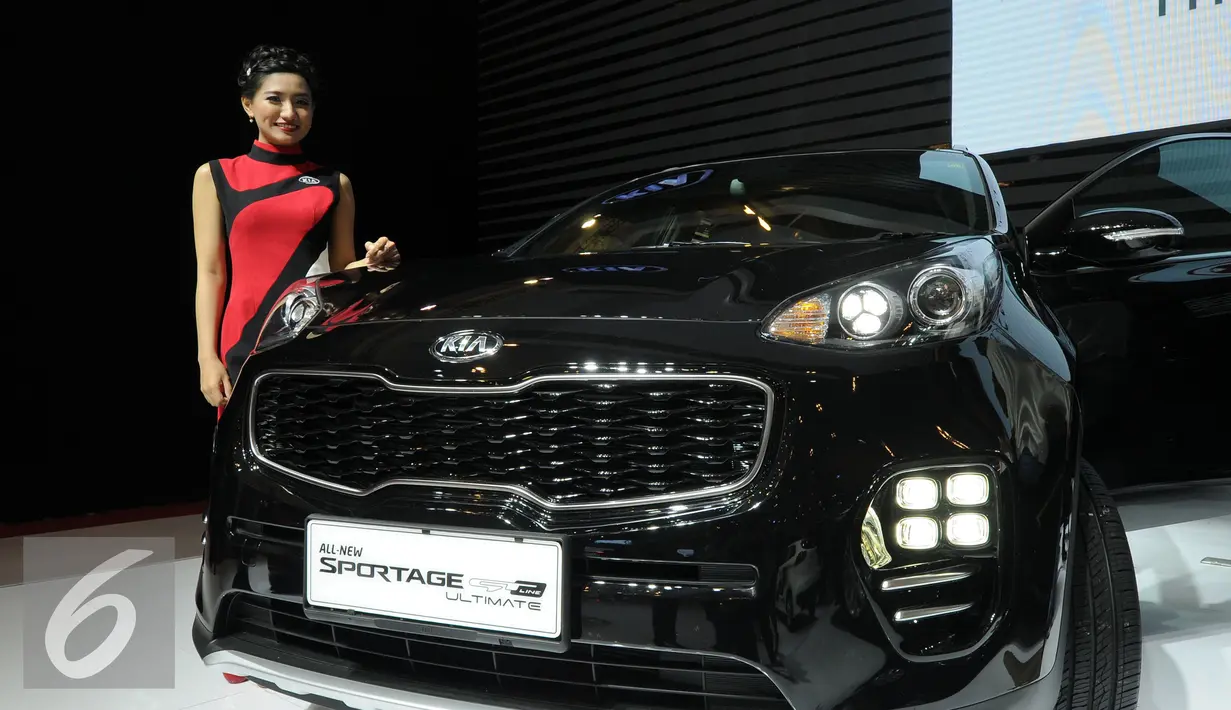 Model berdiri disamping melihat mobil keluaran terbaru dari KIA yang dipamerkan pada GIIAS 2016 di ICE BSD City Serpong, Banten, Kamis (11/8). KIA tipe all new Sportage dipasarkan mulaI Rp 340 hingga 425 juta otr. (Liputan6.com/Helmi Fithriansyah)