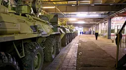 Barisan Tank yang dibuat oleh pabrik BTRs, untuk pengerjaan berbagai kendaraan militer ini mereka tida semua dikerjakan oleh teknologi robot tetapi secara manual. (englishrussia.com/E.Golovach)
