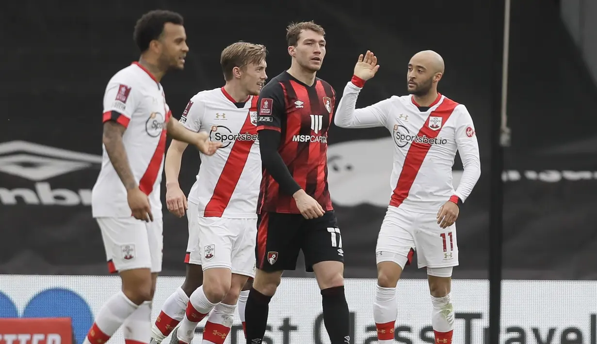 Gelandang Southampton, Nathan Redmond (kanan) melakukan selebrasi usai mencetak gol ketiga timnya ke gawang Bournemouth dalam laga perempatfinal Piala FA 2020/2021 di Vitality Stadium, Bournemouth, Sabtu (20/3/2021). Southampton menang 3-0 atas Bournemouth. (AP/Kirsty Wigglesworth)