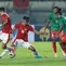 Pemain Timnas Indonesia, Pratama Arhan, berusaha merebut bola saat melawan Bangladesh pada laga uji coba FIFA Matchday antara Timnas Indonesia menghadapi Bangladesh di Stadion Si Jalak Harupat, Bandung, Rabu (1/6/2022) malam WIB. (Bola.com/M. Iqbal Ichsan)