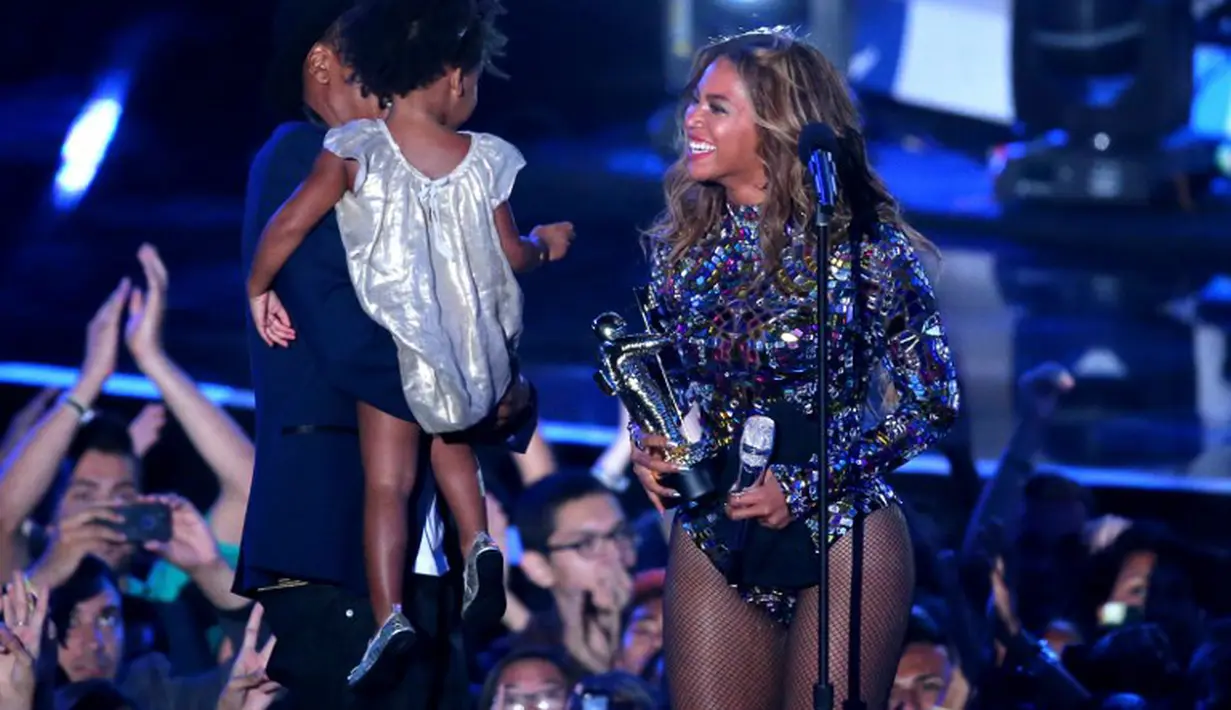 Beyonce dan Jay-Z serta putri mereka Blue Ivy tampil mesra layaknya keluarga bahagia di ajang MTV VMA 2014, California, (24/8/14). (Mark Davis/Getty Images/AFP)