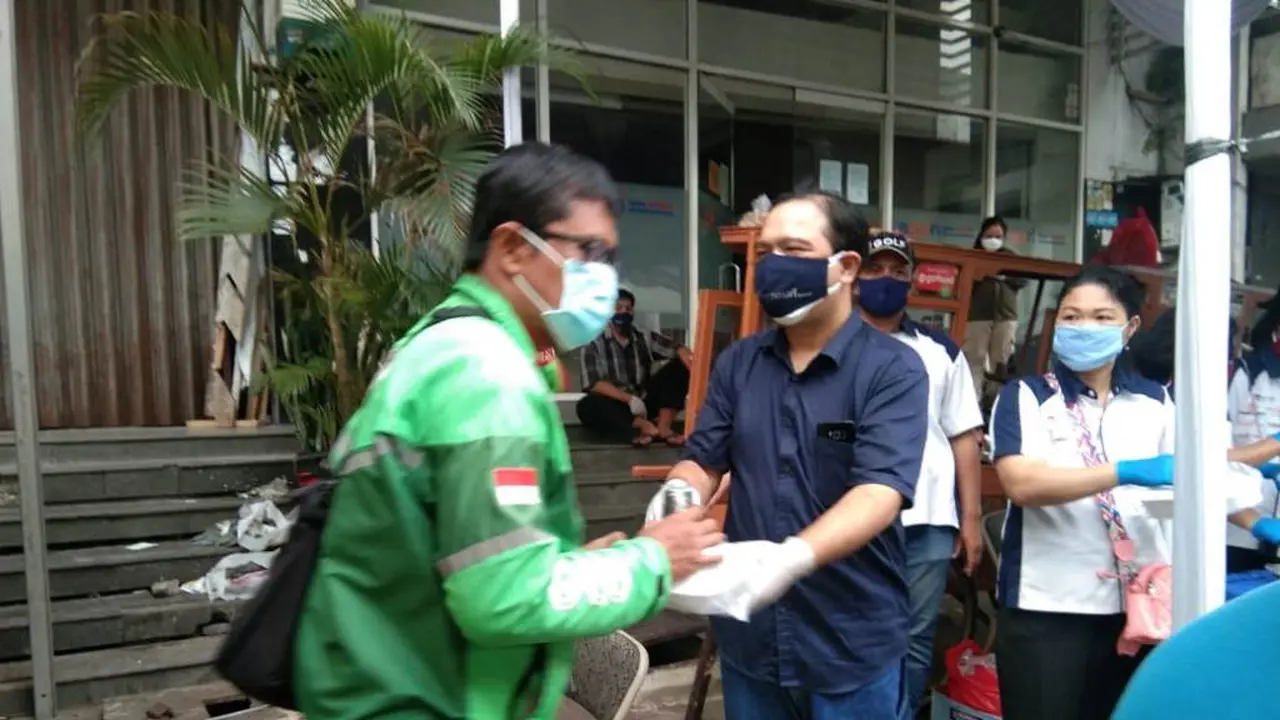 Wakil Ketua Koperasi Simpan Pinjam Nasari Membagikan Makanan Berbuka Puasa Dalam Aksi Nasari Peduli Kalahkan Covid-19