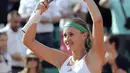Ekspresi kemenangan Kristina Mladenovic usai mengalahkan petenis Italia, Sara Errani pada ajang tenis di Roland Garros 2017, Prancis Terbuka, Paris, (31/5/2017).  (AFP/Thomas Samson)