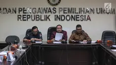 Anggota Bawaslu Muchamad Afifudin (tengah) dan Fritz Siregar menyampaikan temuan dari hasil pengawasan selama tahap pendaftaran dan verifikasi partai politik calon peserta pemilu 2019 di Bawaslu, Jakarta, Selasa (17/10). (Liputan6.com/Faizal Fanani)